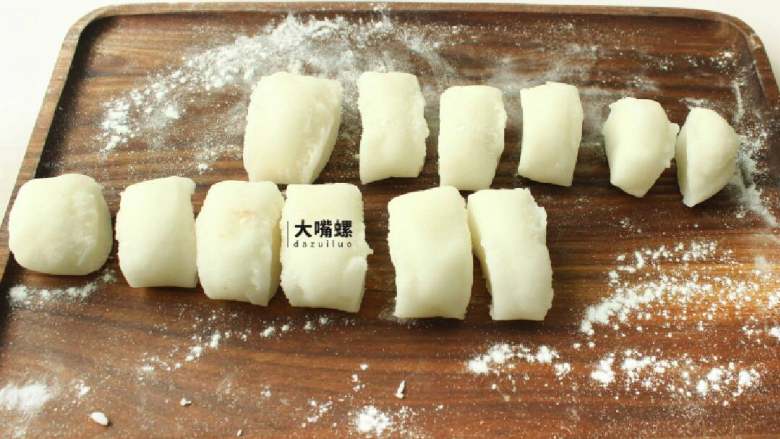 Q萌红糖冰皮月,用刀将冰皮切分成11个大小等同的冰皮块(切的时候眼神不是很好,一脸幽怨)