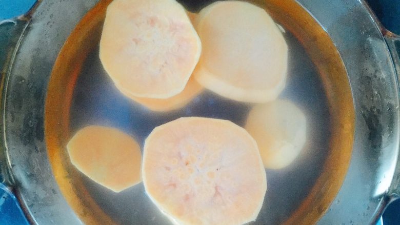芒果红薯千层蛋糕(低卡低脂版)~,放入锅中,加水,让水能完全覆盖住红薯。