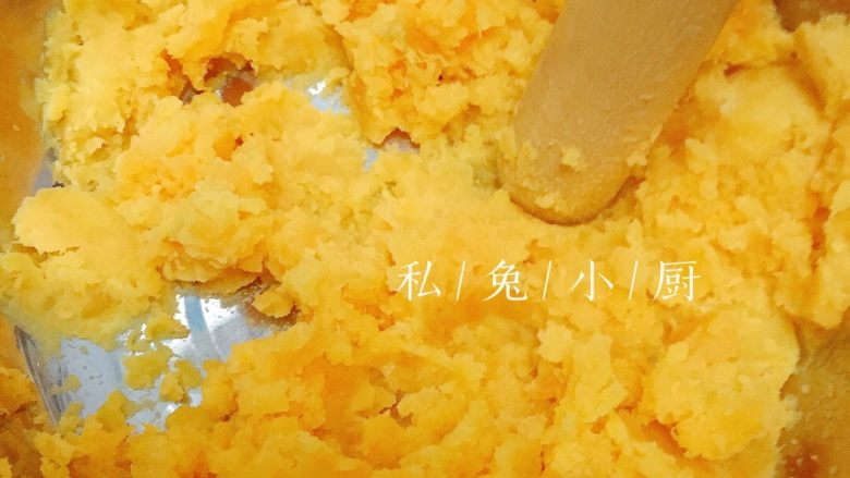 芒果红薯千层蛋糕(低卡低脂版)~,全部压成红薯泥。如图。