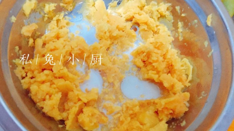 芒果红薯千层蛋糕(低卡低脂版)~,在红薯泥中倒入脱脂奶。