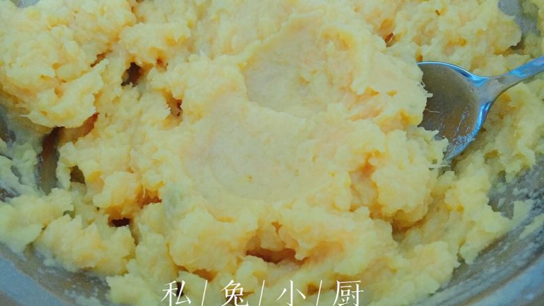 芒果红薯千层蛋糕(低卡低脂版)~,搅拌均匀,成不稀不干的红薯泥。这样红薯泥就准备好啦。放旁边冷却备用。