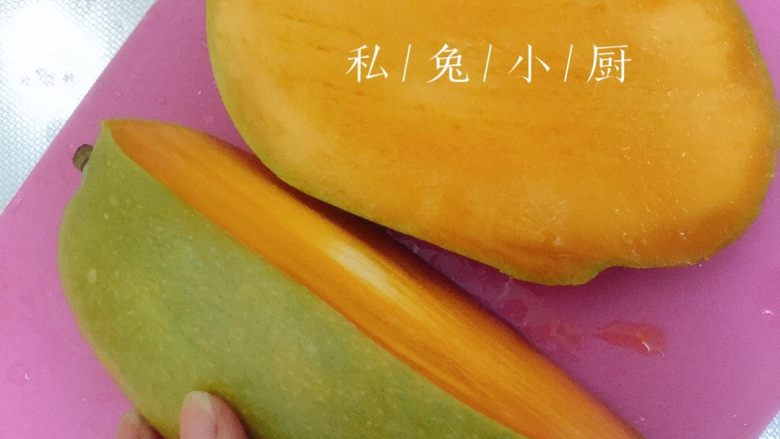 芒果红薯千层蛋糕(低卡低脂版)~,预测芒果核的位置,沿核的边将芒果切开。