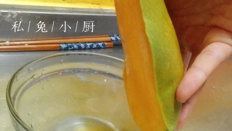 芒果红薯千层蛋糕(低卡低脂版)~,准备一只碗,将芒果皮和芒果肉的低端用碗边进行分离。