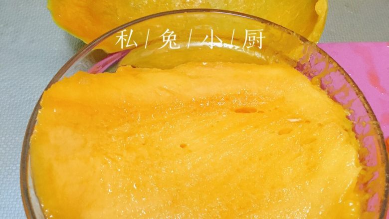 芒果红薯千层蛋糕(低卡低脂版)~,这样就得到了一大块芒果。整齐易操作。