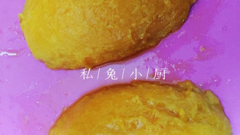 芒果红薯千层蛋糕(低卡低脂版)~,另一半也用同样的放法进行处理,得到两半完整的芒果肉。