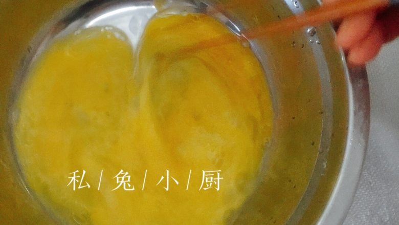 芒果红薯千层蛋糕(低卡低脂版)~,用筷子疯狂搅拌,搅拌均匀。