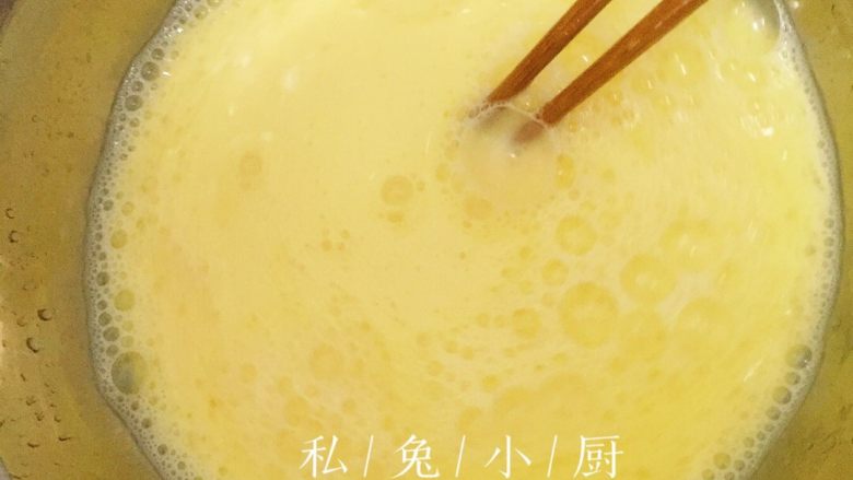 芒果红薯千层蛋糕(低卡低脂版)~,将溶液搅拌均匀。