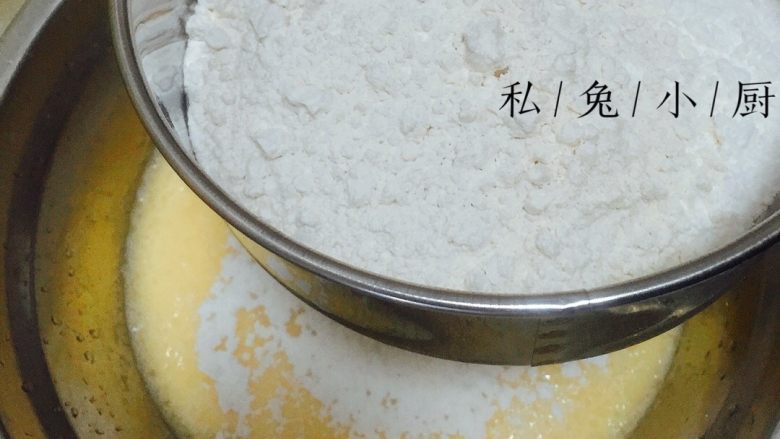 芒果红薯千层蛋糕(低卡低脂版)~,用面粉筛将<a style='color:red;display:inline-block;' href='/shicai/ 512'>玉米淀粉</a>、低筋面粉过筛,加入溶液中。