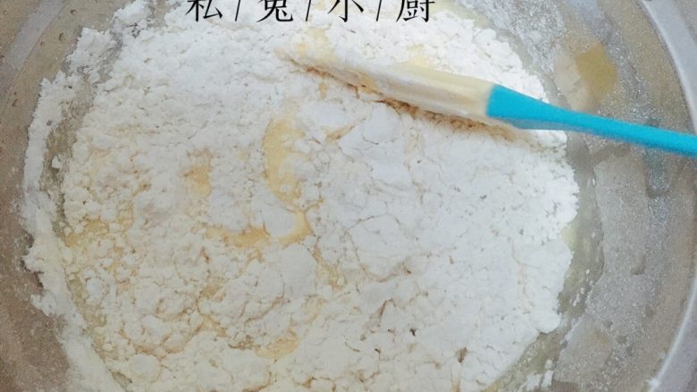 芒果红薯千层蛋糕（低卡低脂版）～,将面粉和液体搅拌均匀。