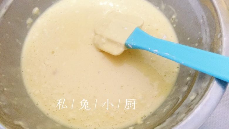 芒果红薯千层蛋糕(低卡低脂版)~,搅拌均匀之后,会出现一些没有融合的面粉粒。
