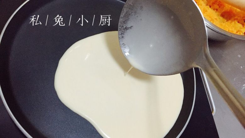 芒果红薯千层蛋糕(低卡低脂版)~,待锅热后,盛一勺面糊放在锅中,晃动煎锅让面糊均匀的的铺在锅中。