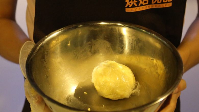 不一样的黄金月饼酥,油酥所有材料混合,揉成团,揉不粘手不粘锅的状态,保鲜膜包好,松弛约1个小时