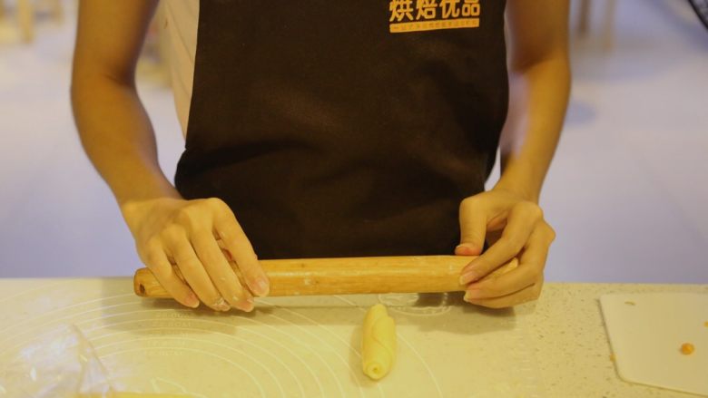 不一样的黄金月饼酥,继续把小面卷,收口向上,用擀面杖擀平