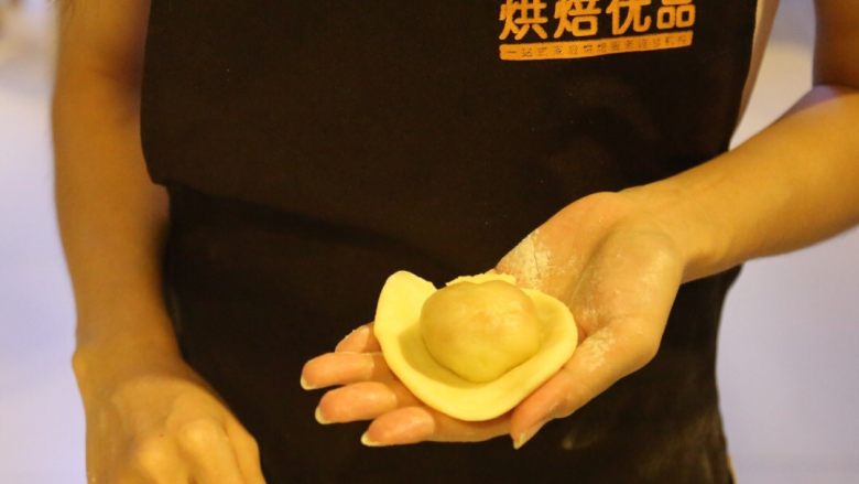 不一样的黄金月饼酥,擀成圆,包上黄金肉松团,搓圆放在烤盘上