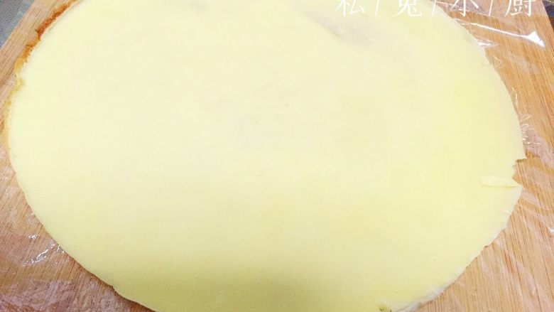 芒果红薯千层蛋糕(低卡低脂版)~,圆圆的饼皮,其实可以直接拿来用,但是为了得到大小一样的标准圆饼,还要对它进行操作。