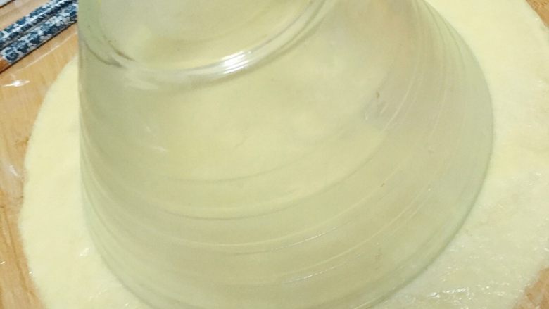 芒果红薯千层蛋糕(低卡低脂版)~,在饼皮上倒扣一个大碗。