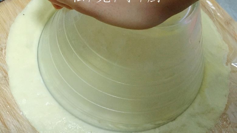 芒果红薯千层蛋糕(低卡低脂版)~,用力按压碗底,边按边轻轻转动碗。