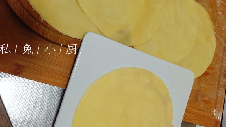 芒果红薯千层蛋糕(低卡低脂版)~,用同样的方法处理剩下的面糊,得到5张一样的圆饼。