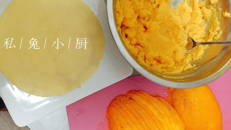 芒果红薯千层蛋糕(低卡低脂版)~,把前期准备好的红薯泥、芒果片和饼皮拿出来,开始制作千层蛋糕。