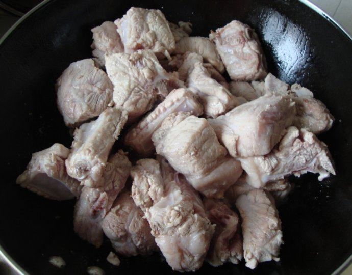 清爽不油腻:酸梅汤烧小排 ,肋排泡水,泡掉多余的血水