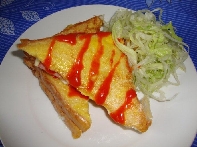 香煎奶酪火腿三明治,配上生菜丝，淋上<a style='color:red;display:inline-block;' href='/shicai/ 5035'>辣酱</a>