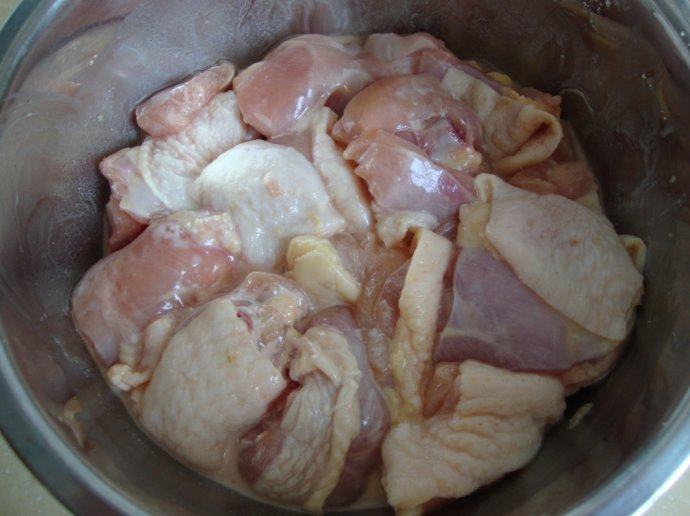 台湾美味:一品花雕鸡 ,鸡腿剁成小块加淀粉一勺、花雕酒拌匀腌制