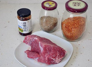 朋友圈火卖的麻辣牛肉 ,牛肉用清水泡去血水,至水漂清。
图中的辣椒粉是自己将干的红辣椒用料理机打的,熟的白芝麻是超市里买的。