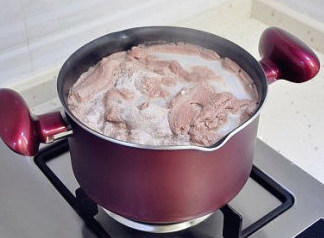 朋友圈火卖的麻辣牛肉 ,煮至开锅,将浮沫撇去。