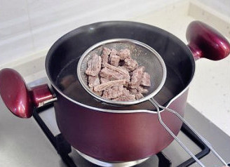 朋友圈火卖的麻辣牛肉 ,转中小火焖煮20分钟左右至熟即可捞出。牛肉条比较小,所以不要煮太长时间,熟了就行。