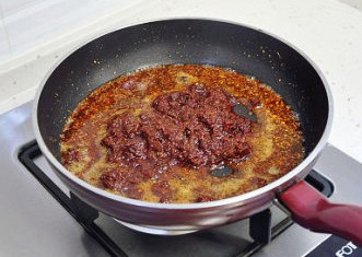 朋友圈火卖的麻辣牛肉 ,辣椒颜色变红,或者油的颜色也变红了,就可以倒入素食佐餐酱。