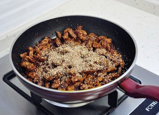 朋友圈火卖的麻辣牛肉 ,倒入熟的白芝麻。白芝麻可以多放些。