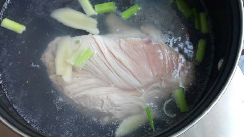 鸡丝凉面(拌面),将葱姜放入锅内煮鸡肉