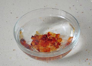 滋润又美容的好汤水：桃胶银耳羹 ,桃胶用清水浸泡24小时，泡至用手捏着感觉无硬块。