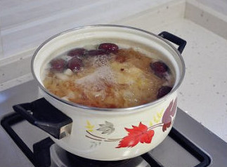 滋润又美容的好汤水：桃胶银耳羹 ,最后煮至梨丁软烂透明，汤汁浓稠即可。