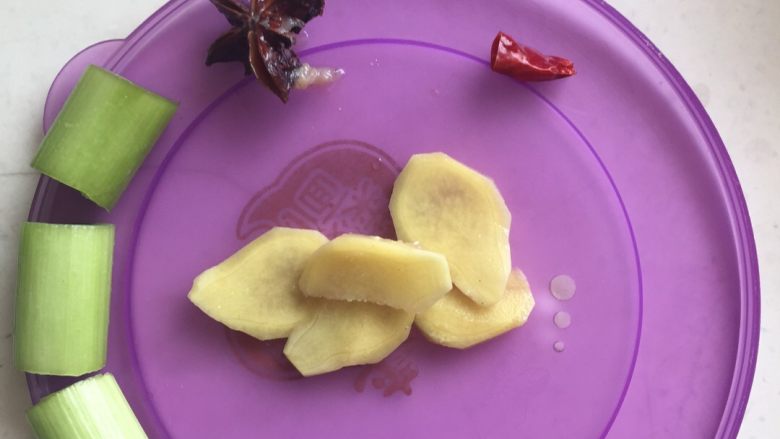黄焖栗子鸡,腌制好鸡腿后~将葱姜大料什么的都挑出来