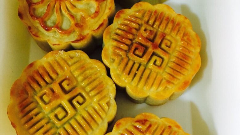 广式红豆沙蛋黄月饼,晾凉后放入密封罐保存，等待几天让月饼回油，回油了的月饼就变的油润可口了。