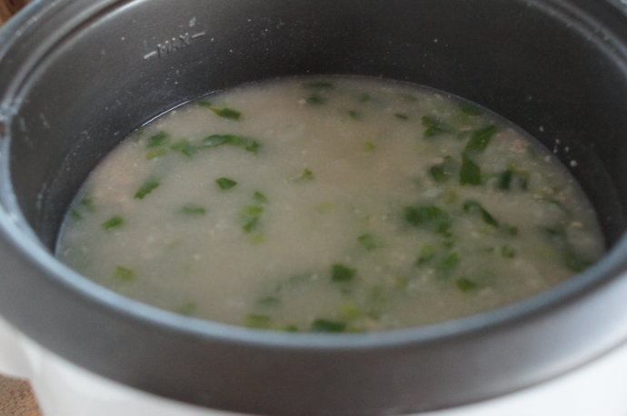 电饭锅芥菜肉粥,往肉末里加水,搅拌成肉末水,然后倒入粥里,搅拌均匀。我们不喜欢大颗粒的肉末在粥里,这个办法可以让肉末在粥里散开。按照个人口味,加入油,盐和胡椒粉调味。