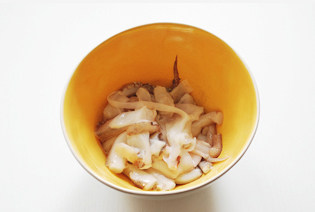 咸鲜香酥飘万里【干煸鱿鱼】,鱿鱼洗净,略微控一下表面<a style='color:red;display:inline-block;' href='/shicai/ 156925'>水</a>份,成8cm左右的长条;