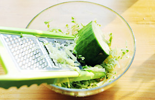 美食源于民间【炸萝卜丸子】,<a style='color:red;display:inline-block;' href='/shicai/ 27'>青萝卜</a>打去老皮，用擦板擦成丝；