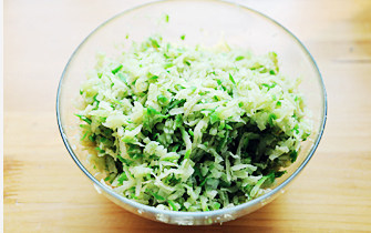 美食源于民间【炸萝卜丸子】,萝卜丝加入葱末、盐、<a style='color:red;display:inline-block;' href='/shicai/ 744'>五香粉</a>、<a style='color:red;display:inline-block;' href='/shicai/ 756'>鸡精</a>，充分拌匀；