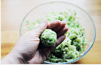 美食源于民间【炸萝卜丸子】,双手搓成不松散的丸子，搓丸子的时候应该很容易就搓好，若是比较松散难搓就再加点面粉