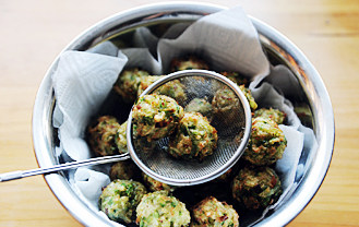 美食源于民间【炸萝卜丸子】,锅内烧热油，将萝卜丸子放入，中小火慢炸至外表金黄捞出控油，待所有丸子炸好后，再放入锅中用热油中火炸至焦黄，捞出控油即可。