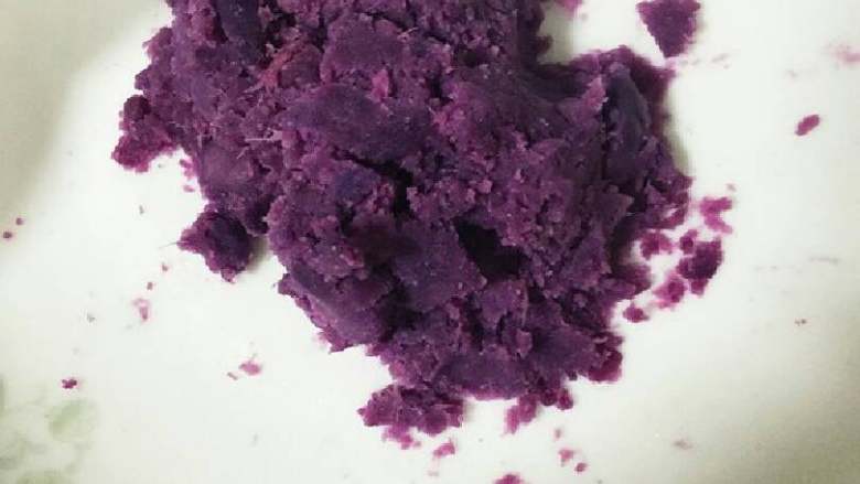 水晶月饼#中秋食饼记#,<a style='color:red;display:inline-block;' href='/shicai/ 2643'>紫薯</a>蒸熟压成泥,用手搓成自己喜欢的形状,注意形状要比模具小哦!放入冰箱冷藏。