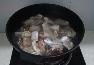 舌尖上的美味——笋干烧鸡,鸡肉斩块,冷水下锅,水开煮5分钟左右,焯去血沫和杂质。