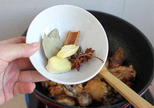 舌尖上的美味——笋干烧鸡,糖色炒好后,放入鸡肉翻炒上色,然后放入八角等香料。
