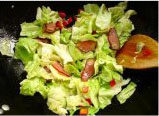 翡翠剔尖,将蒸好的<a style='color:red;display:inline-block;' href='/shicai/ 436'>腊肉</a>切片，<a style='color:red;display:inline-block;' href='/shicai/ 86663'>红辣椒</a>切丁，用手将<a style='color:red;display:inline-block;' href='/shicai/ 111'>圆白菜</a>撕成小片。锅中倒少许油，先放<a style='color:red;display:inline-block;' href='/shicai/ 86663'>红辣椒</a>丁和<a style='color:red;display:inline-block;' href='/shicai/ 436'>腊肉</a>炒香，在放入白菜，翻炒数下倒少许的醋。