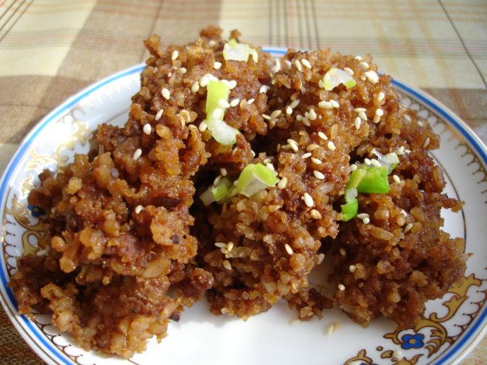 米粉蒸排骨---成功还是失败,出锅后撒上葱花芝麻。