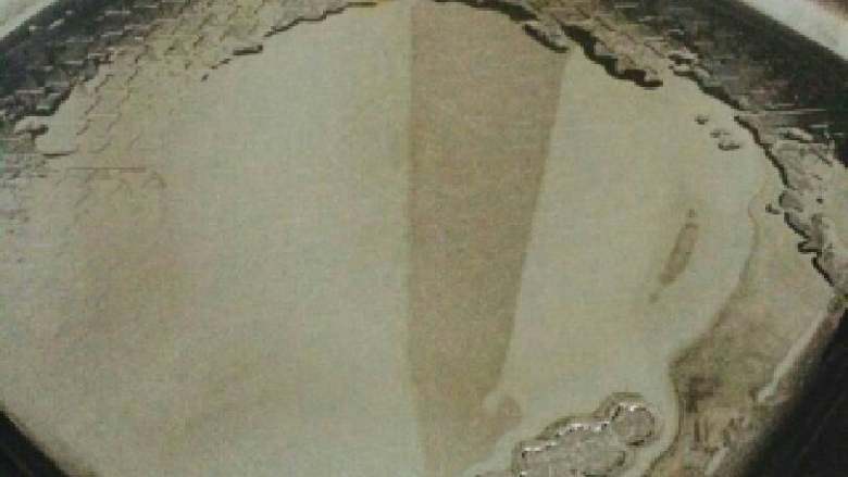 爆炒猪肝,锅里倒入适量油,烧热。可将手放于锅子上方,感受温度。