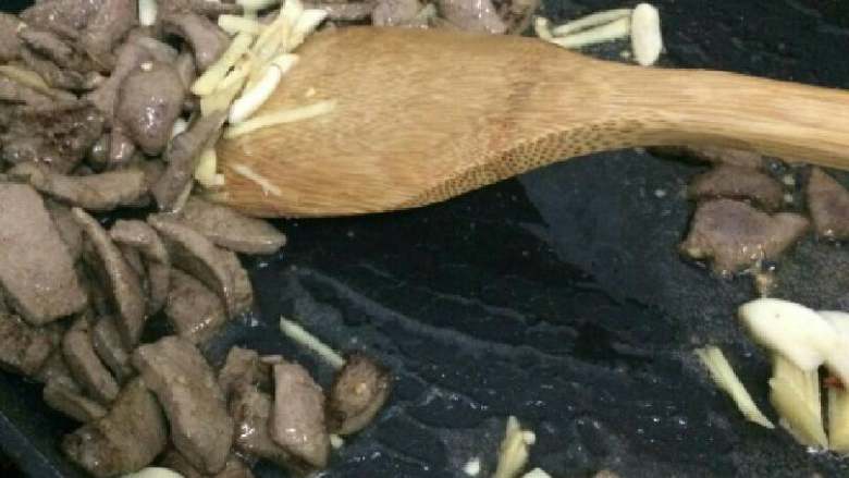 爆炒猪肝,将切好的猪肝放入油锅中,迅速翻炒。并加入姜蒜和少许盐。