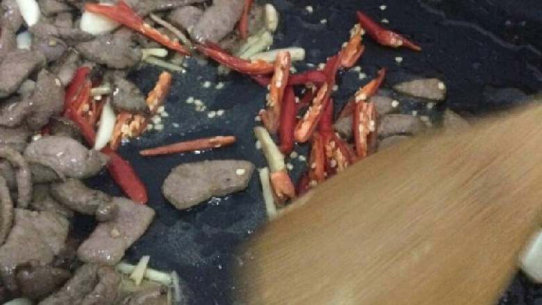 爆炒猪肝,放入辣椒,翻炒几下。
